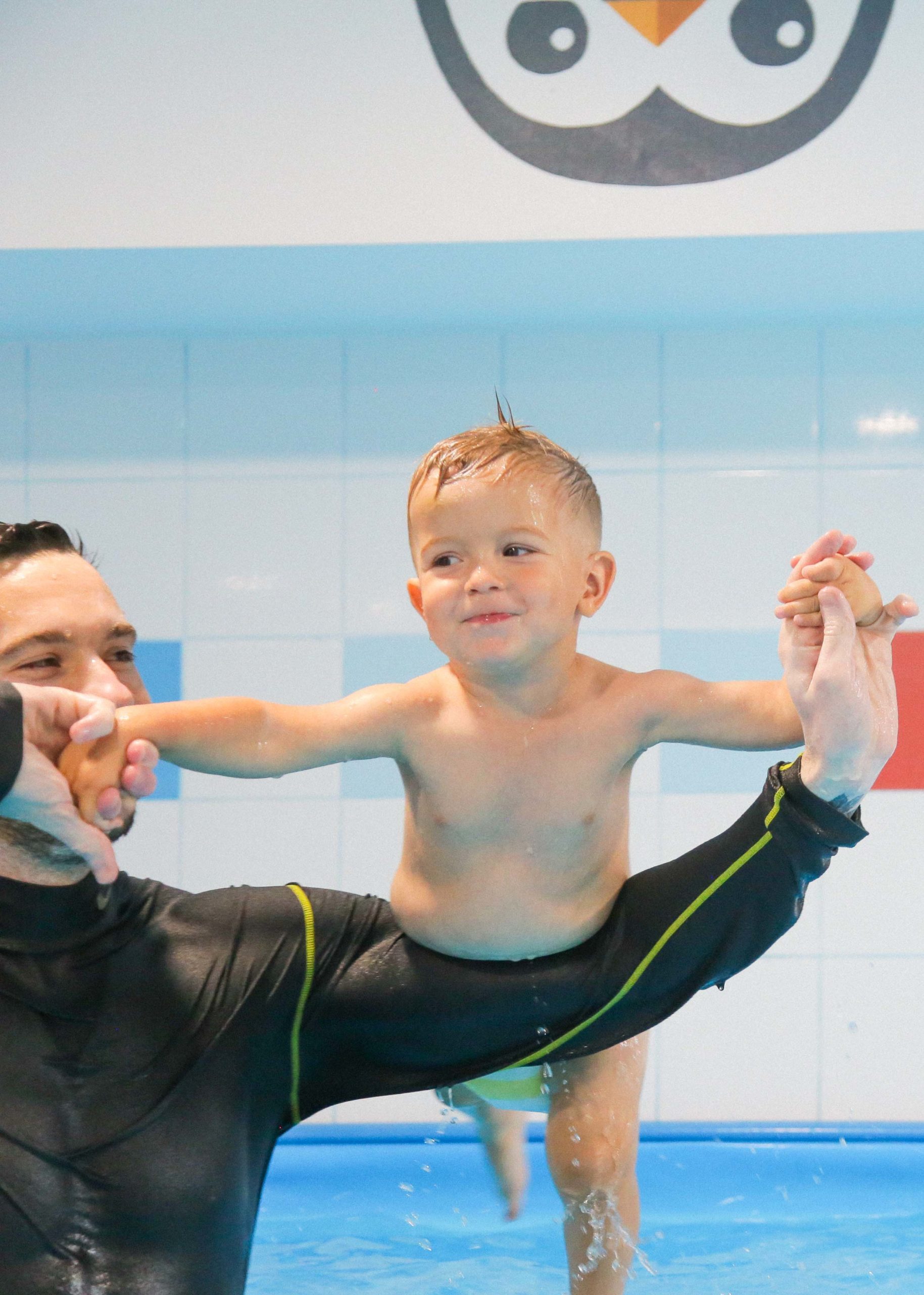 тренер и ребенок в бассейне